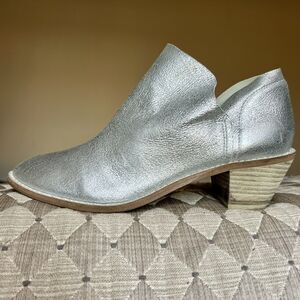 Kelsi Dagger Brooklyn Kenmare Silver Metallic Ankle Bootie Western Women's 8.5